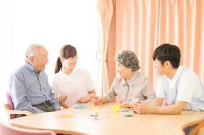 特養（特別養護老人ホーム）で働く介護士・介護職の役割や仕事内容とは？	