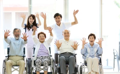 特別養護老人ホームでは、どんな職種・資格の人が働いているの？	