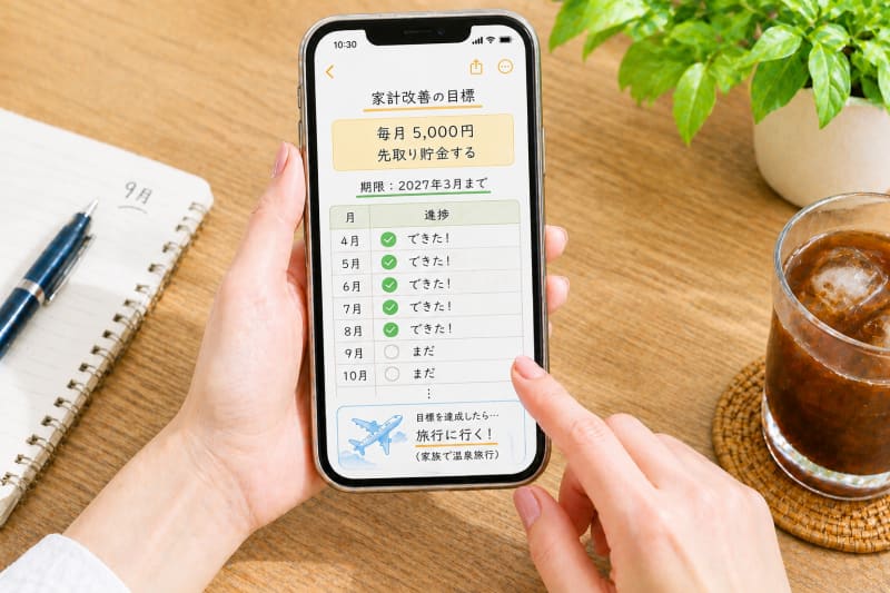家計をスマホに入力する女性