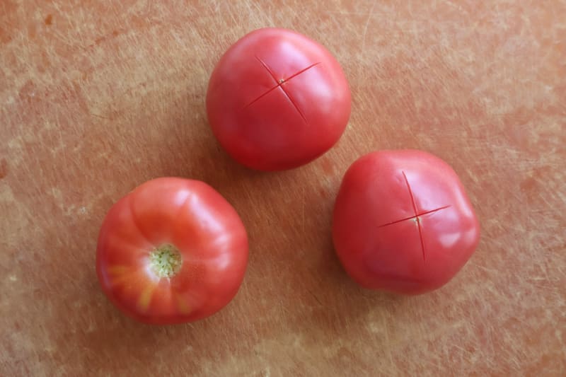 トマトのヘタを取り切れ目を入れる