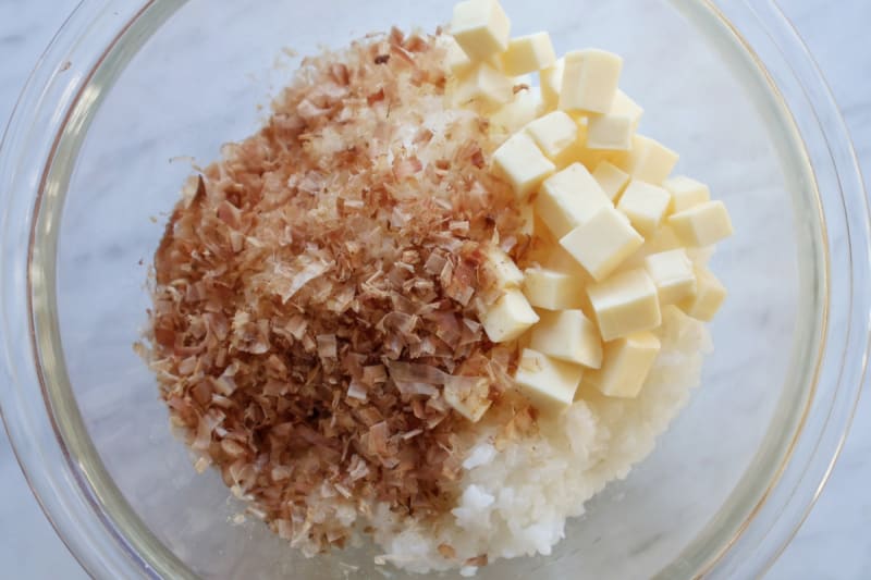 全ての材料をボウルに加えよく混ぜ、４等分に握る。