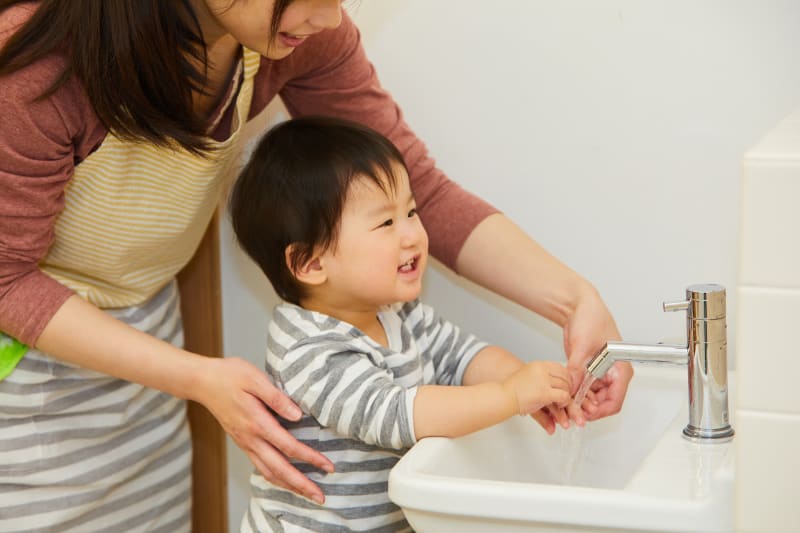 保育士と園児が手洗い