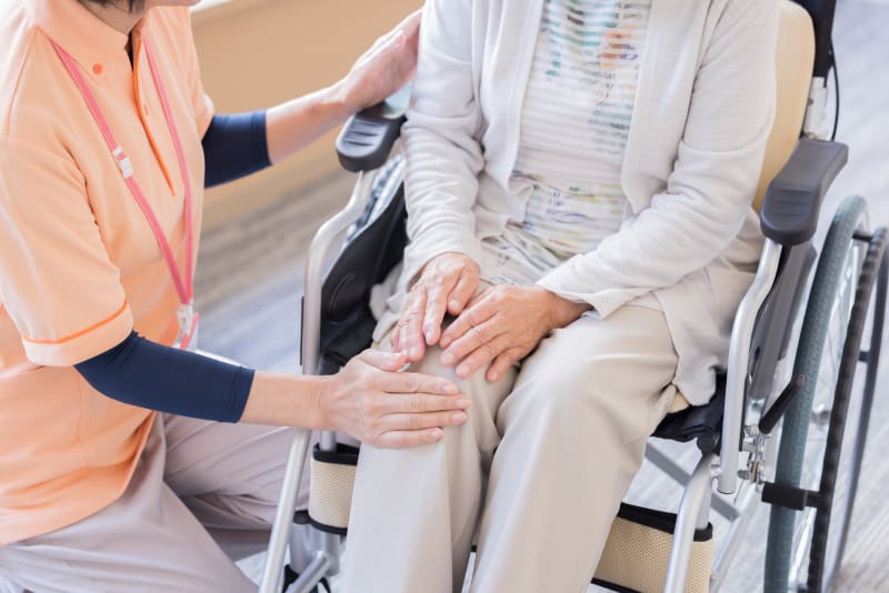 介護職と利用者の女性