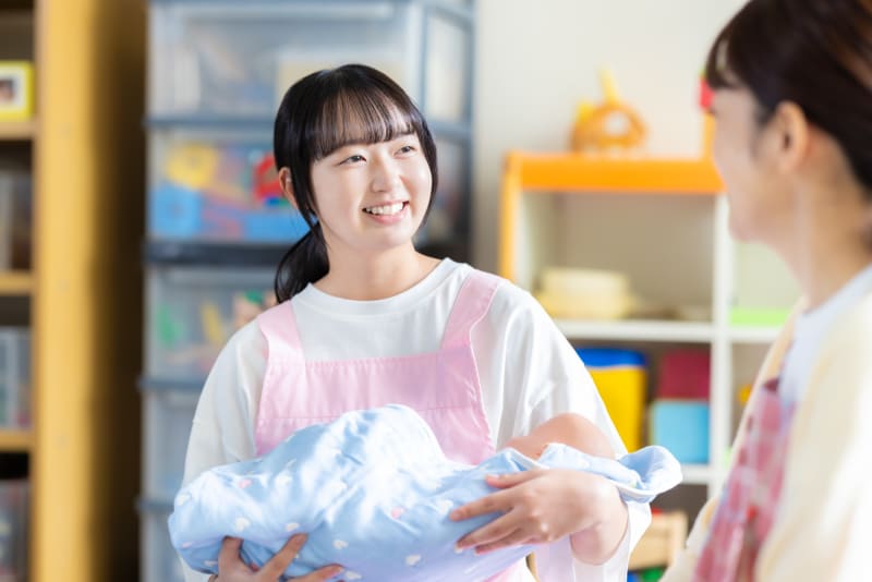 励まし合う保育士