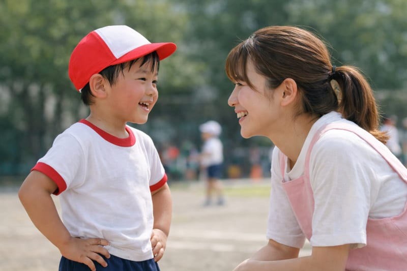 走り切った子どもと保育士