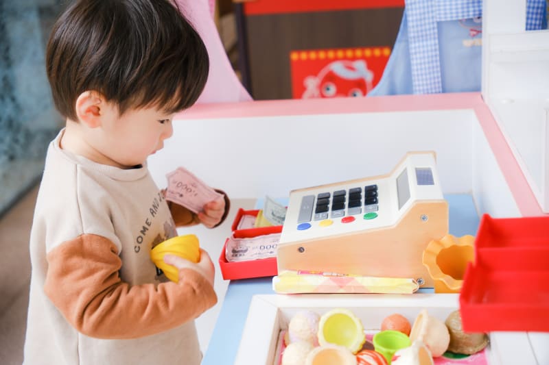 おままごと遊びをする男の子