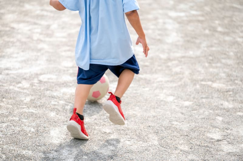 サッカーをする園児