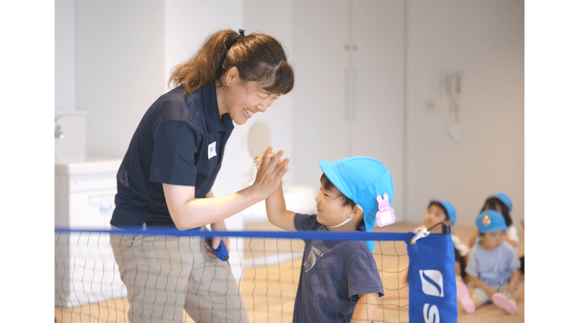 子どもたちとハイタッチ