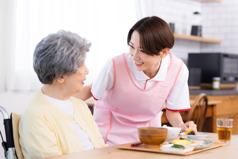 訪問介護　食事介助をする介護士