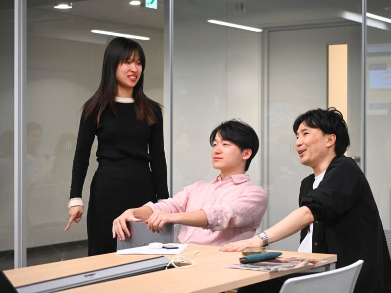 講義室で学生と談笑する森永先生（右）