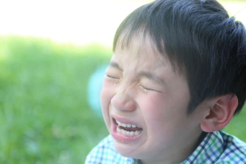 悔しがる男の子
