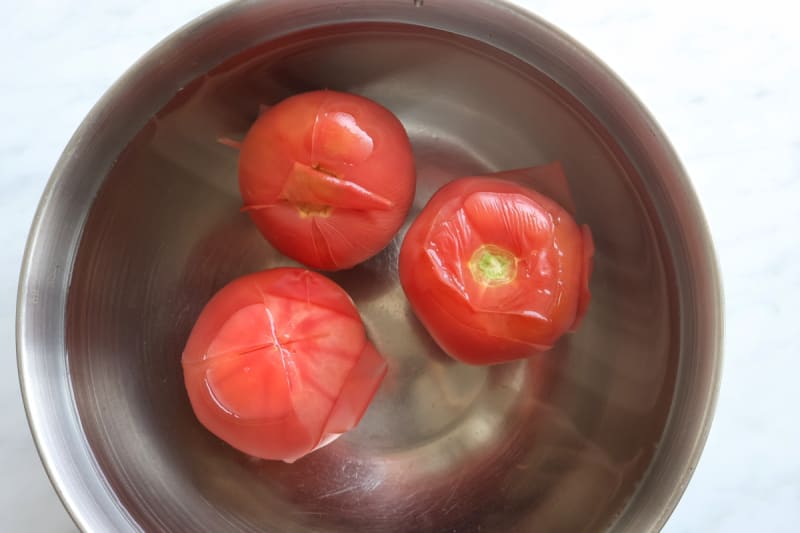 冷水にとって冷まし、皮をむく。