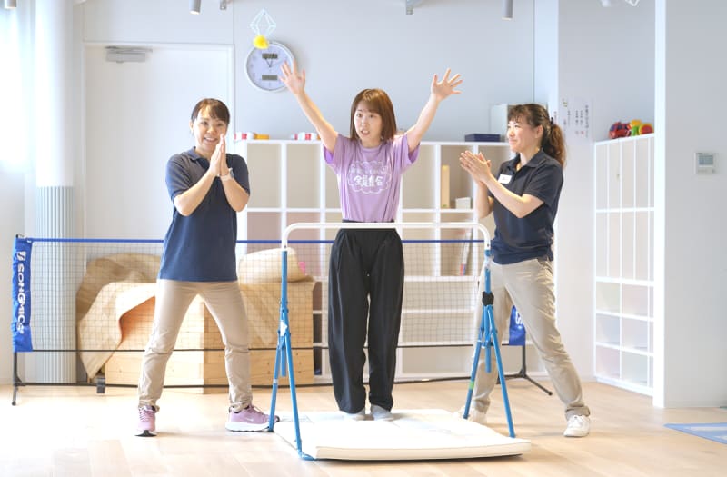 鉄棒の見本を見せる先生