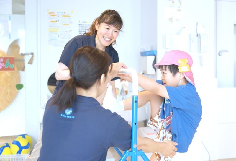 杉山さんと鉄棒にチャレンジする子ども