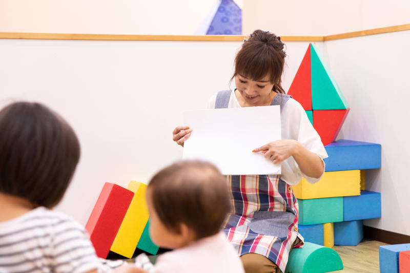 絵本を読む保育士