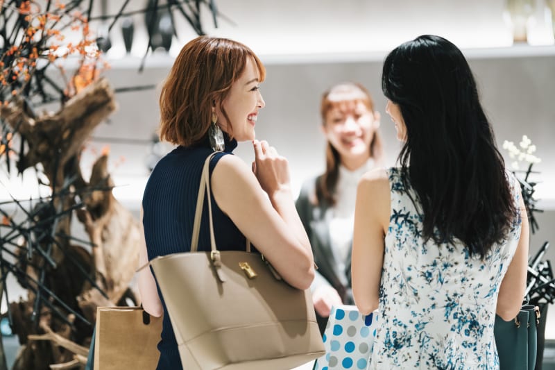 ショッピングを楽しむ女性