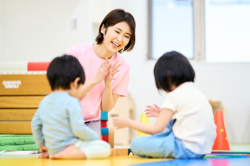 保育士と園児