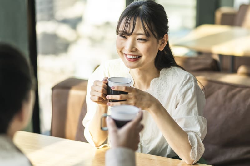 会話する若い男女