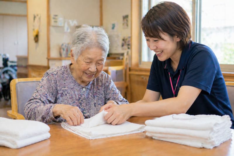 利用者さんと一緒にタオル畳み