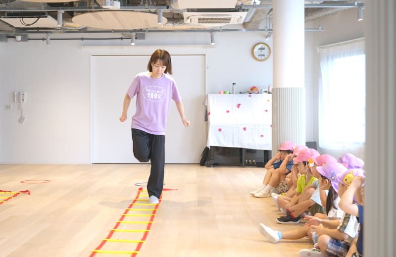 見本を見せる先生