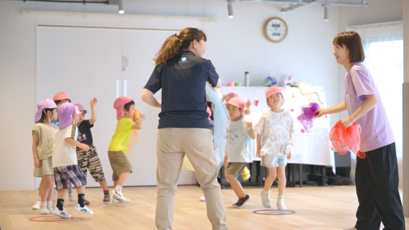 杉山さんと保育士と子ども達