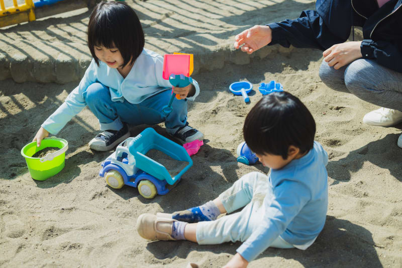砂場で遊ぶ子どもたちの写真