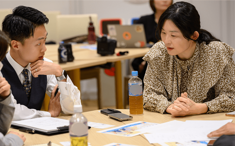 ”kaigoカフェで真剣に語り合う高瀬さん”/